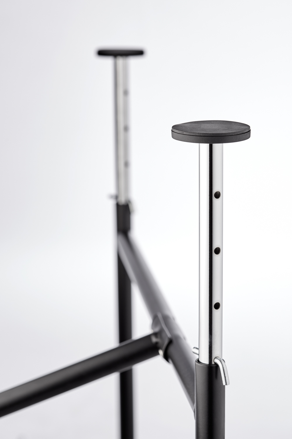 Long height adjuster, chrome, top plate support with anti-slip pad, extension to workbench E2 - based on a design by Egon Eiermann