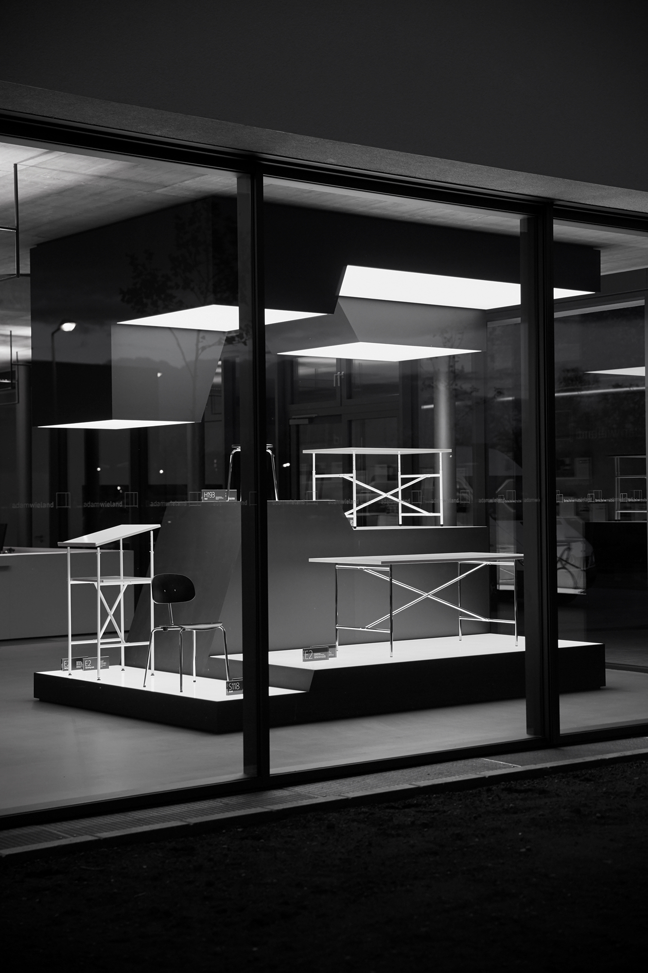 Neue Wirkungsstätte der Adam Wieland GmbH, Produktpräsentation im Showroom, Designertische E2 - auch bekannt als Eiermanntisch