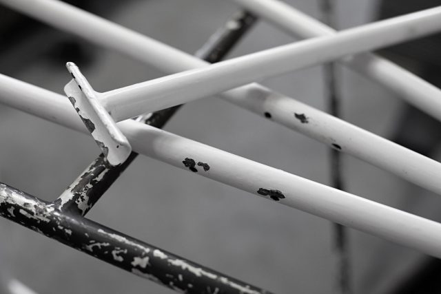 Designklassier E2 mit Gebrauchsspuren, gealtert, zeitlos