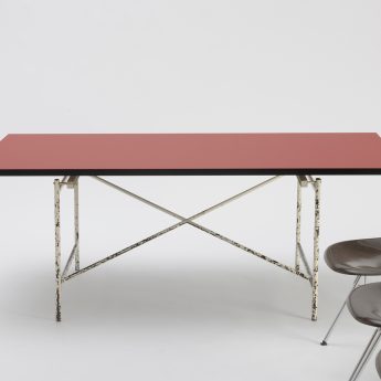 Zeitgeschichte, Designtable E1 aus den 50er Jahren, zum Aufstellen der Tischplatte