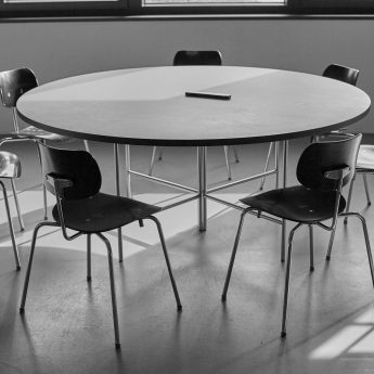 Runder Tisch 1800 mm , Pausenbereich, Tischgestell bestehend aus 2 Dreiecksgestellen, Firmengebäude Adam Wieland