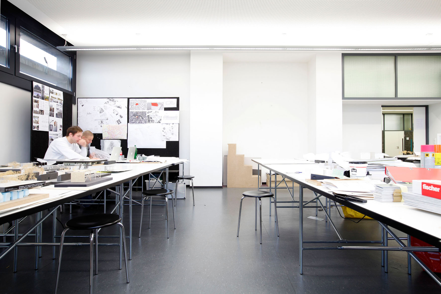 E2 Table as a work island, here in the rooms of the University of Karlsruhe, complemented by stool H193