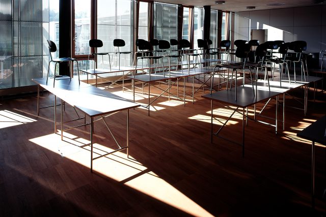 Designklassiker E2 - auch bekannt als Eiermanntisch, Variante Arbeitstisch, ergänzend dazu Stuhl S118