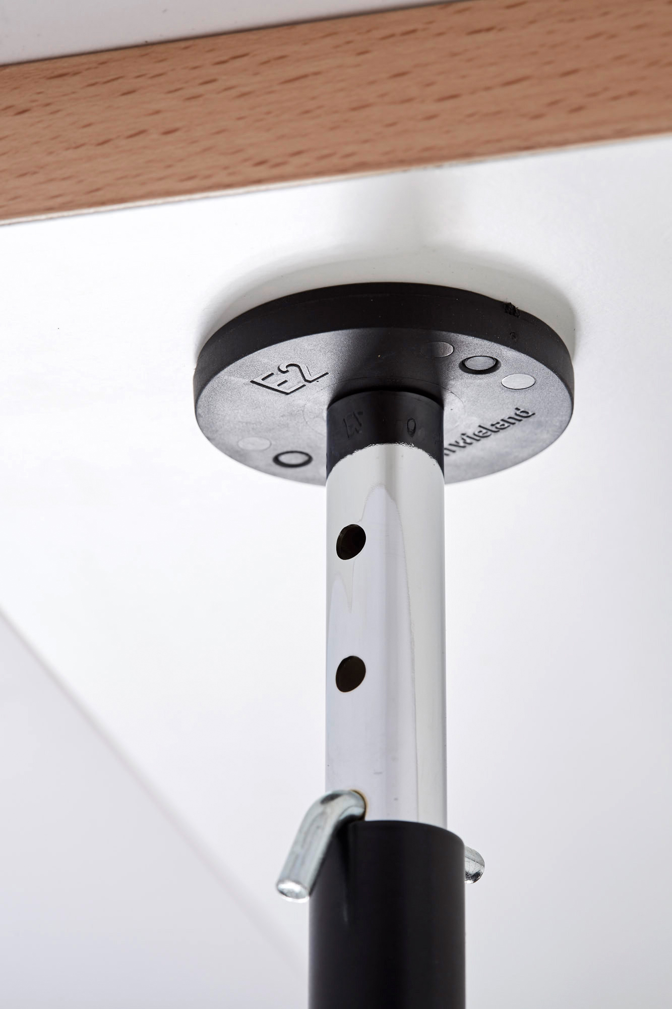 Top support with non-slip pad, bottom view, black, for E2 table frames or height adjuster