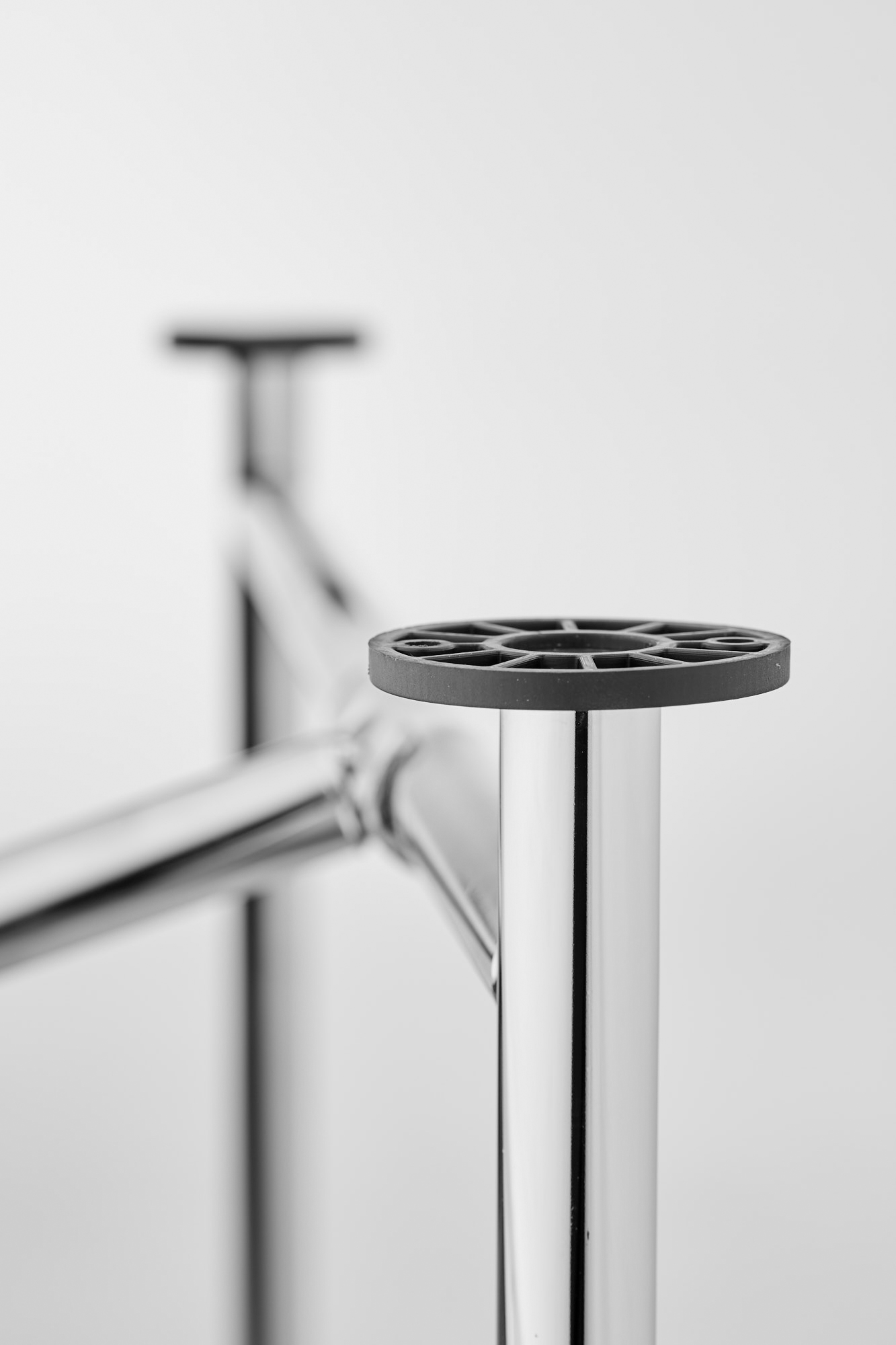 Top support can be screwed on or with non-slip support, here in table frame E2, black plastic, also for height adjusters