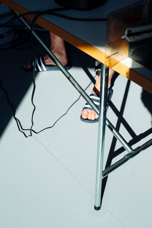 Ansicht Arbeitstisch E2 - Schreibtisch, Bürotisch, Kreuz versetzt, maximale Beinfreiheit