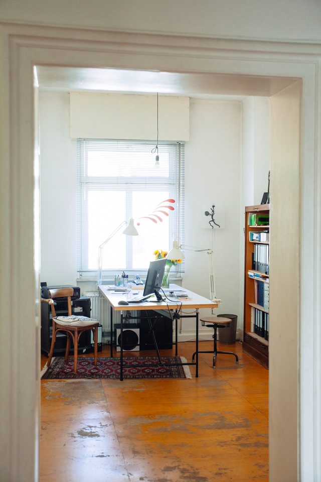 Arbeitstisch beidseitig genutzt, Designklassiker E2 - auch bekannt als Eiermanntisch, höhenverstellbar, Kombination Schwarz + Chrom