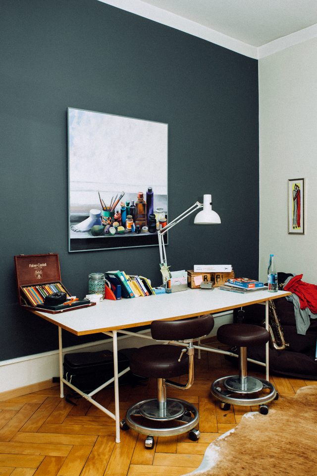 Kreative Arbeitsecke, E2 - Tischgestell mittig, einer der ersten Designklassiker E2 - auch bekannt als Eiermanntisch