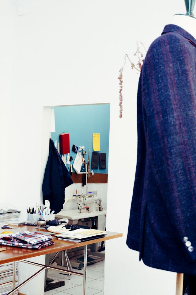 Höhenverstellbarer Arbeitstisch, Tischgestell E2 versetzt in Ausführung Chrom, lange Höhenverstellung