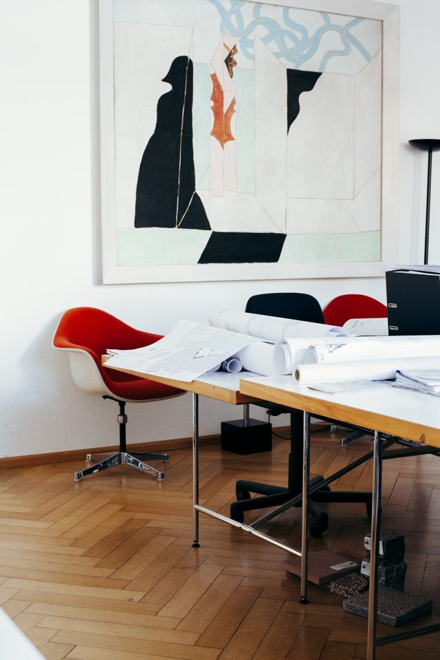 Designklassiker E2 - auch bekannt als Eiermanntisch, Variante Arbeitstisch, als Arbeitsinsel auf unterschiedlichen Ebenen