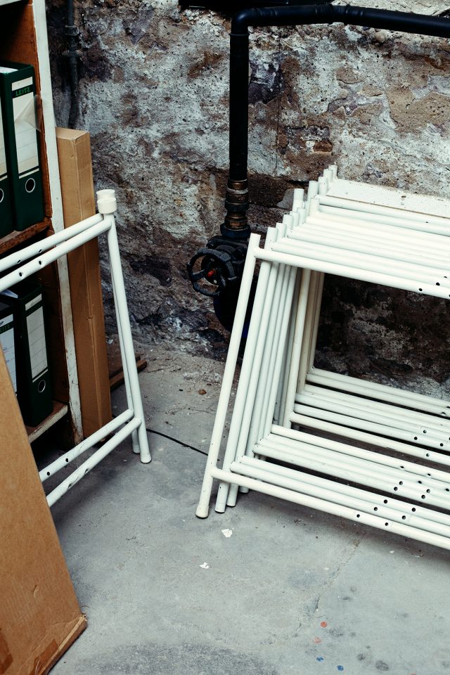 E2-Tische in Wartestellung, Tische zum flexiblen Einsatz, Stahlrohgestelle Oberfläche Weiß