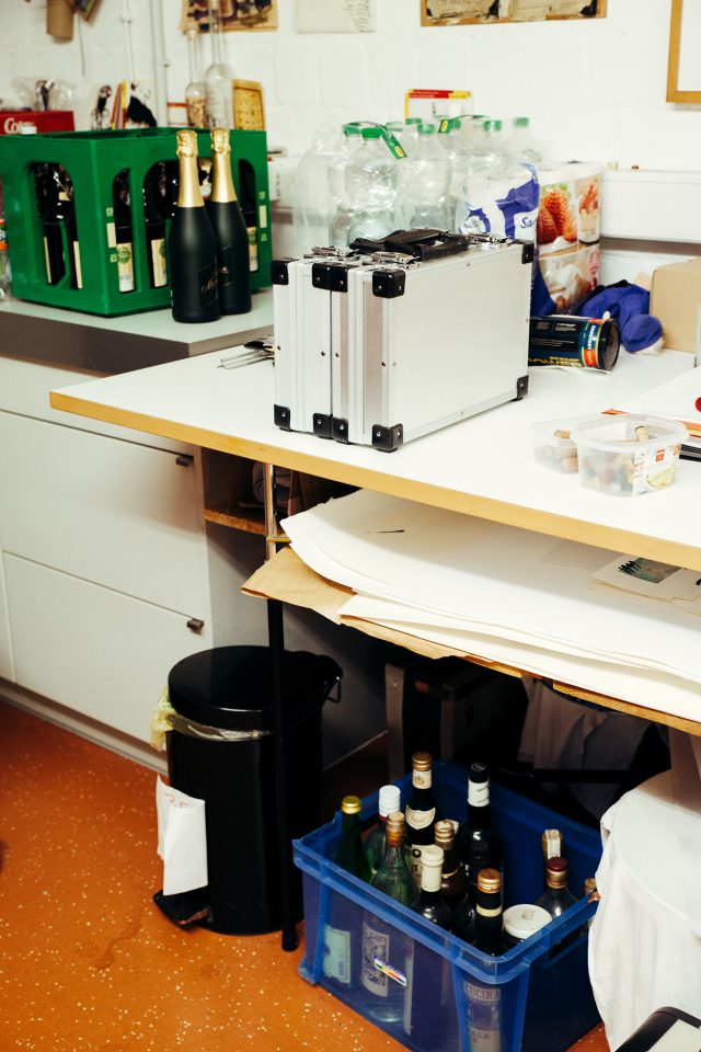 E2-Tisch, Stahlrohrgestell schwarz, Höhenversteller in Chrom, Arbeitstisch