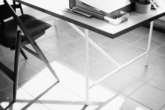 Esstisch, Arbeitstisch, E2 - Tischgestell mittig, Tischplatte Weiß mit Sonderkante Schwarz geperlt