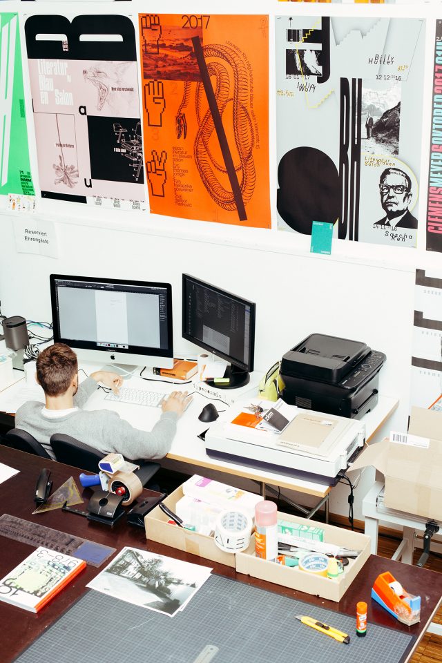 E2 Designklassiker als Arbeitstisch in Kombination mit melaminharzbeschichteter Tischplatte