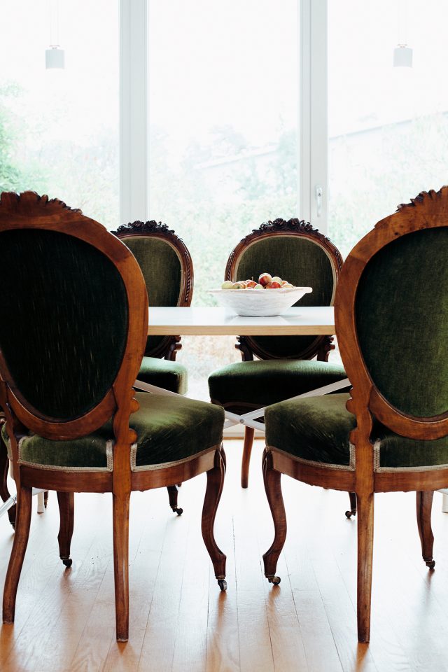 Designklassiker E2 - auch bekannt als Eiermanntisch, hier als Esstisch für 6 Personen, Kombination mit antiken Stühlen gepolstert