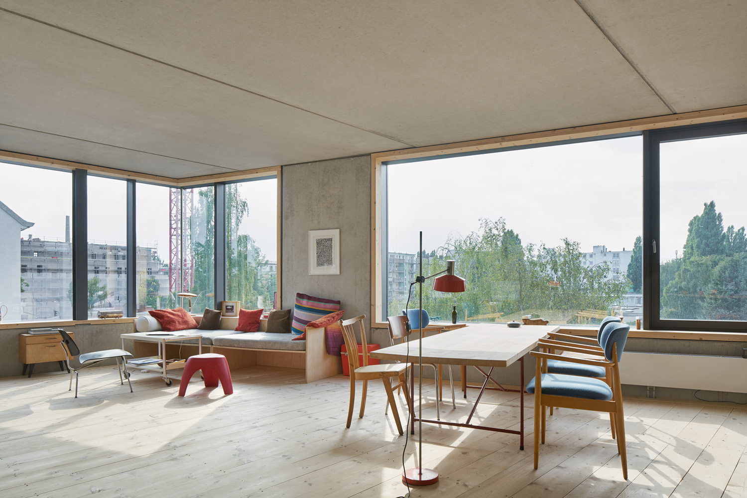 Designklassiker E2 - auch bekannt als Eiermanntisch - hier im Wohnzimmer als Esstisch für 6-8 Personen